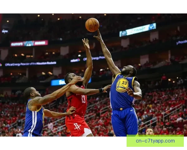 勇士险胜火箭六人表现出色